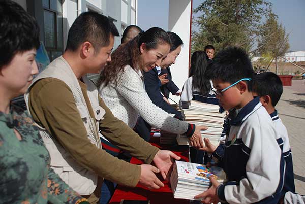 學(xué)生代表接受圖xg書.jpg