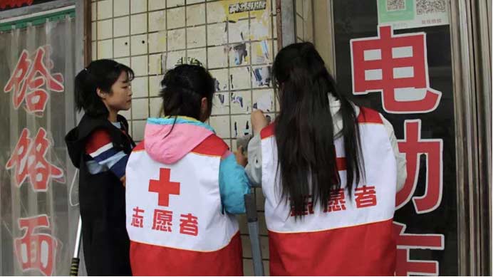 清理城市“牛皮癬”-民盟西峰區城管支部在行動-390.jpg