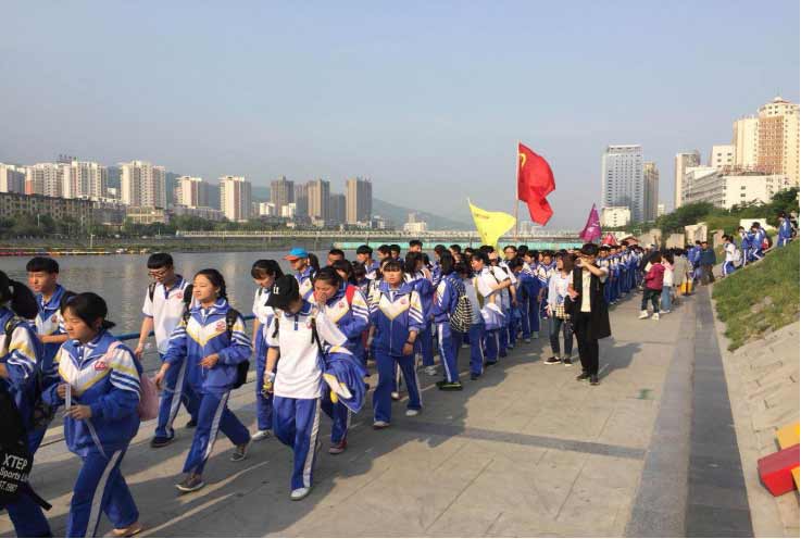 天水市第六中學(xué)支部的組織盟員參加“堅(jiān)韌行”野外遠(yuǎn)足拉練活動(dòng)149.jpg