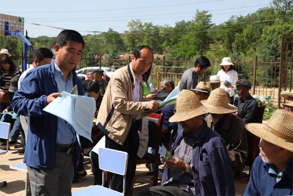 民盟華亭縣委員會深入上關鎮王家溝村脫貧攻堅活動570xg.jpg