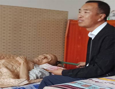 真情關愛暖人心--盟員帥小龍看望慰問八旬老人470xg.jpg