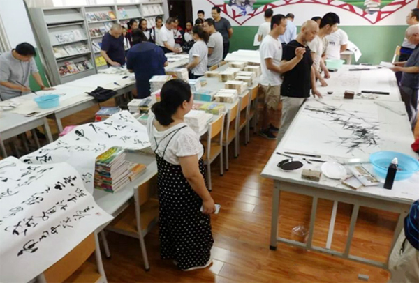 民盟武都區總支部-盟員書畫家進校園 翰墨飄香傳播文明256 副本xg.jpg