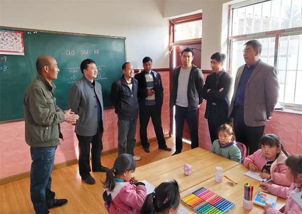 民盟漳縣支部對(duì)三岔鎮(zhèn)劉家峴村脫貧工作調(diào)研510xg.jpg