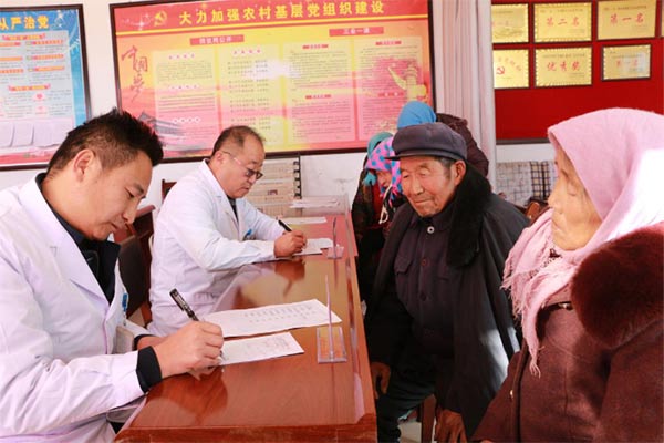 民盟金昌市委會(huì)健康扶貧暨幫扶干部辦實(shí)事活動(dòng)591xg.jpg