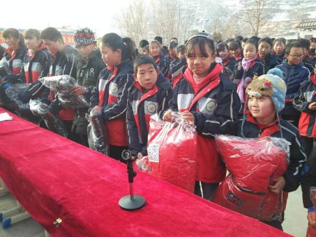 民盟宕昌縣總支部開展暖冬行動捐贈活動280.jpg
