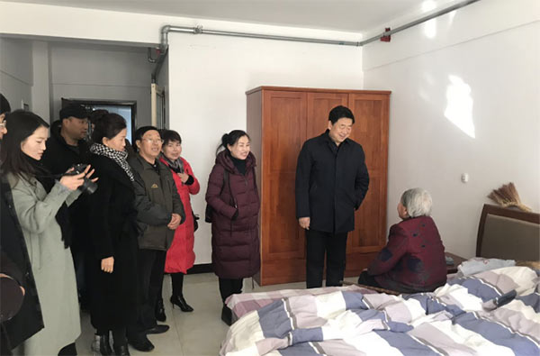 民盟西峰區(qū)委員會調研養(yǎng)老綜合服務中心478xg.jpg