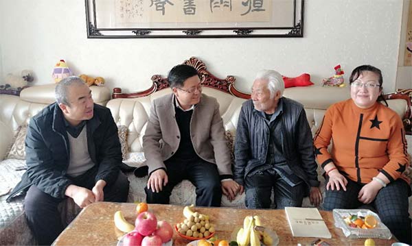 民盟簡訊01民盟臨夏市委春節前慰問老盟員158xg.jpg 民盟簡訊01民盟臨夏市委春節前慰問老盟員158xg.jpg