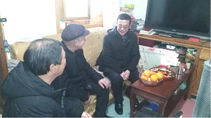 民盟定西市委看望慰問離退休及困難盟員247.jpg