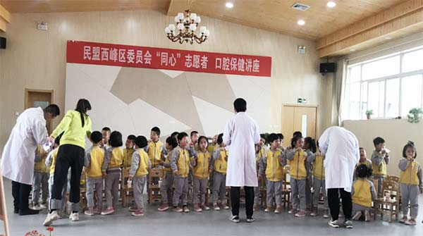 民盟西峰區委員會“-同心”志愿者開展口腔保健講座306xg.jpg