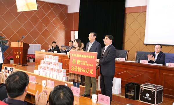 民盟金昌市委舉行“希望工程創(chuàng)客空間”金昌捐贈儀式(1)1366xg.jpg