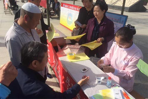 民盟臨夏市委參加全市民族團結宣傳活動382xg.jpg