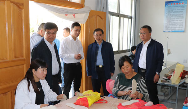 民盟天水市委調(diào)研甘谷縣扶貧車間549xg.jpg