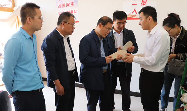 民盟天水市委調(diào)研甘谷縣扶貧車間551xg.jpg 民盟天水市委調(diào)研甘谷縣扶貧車間551xg.jpg