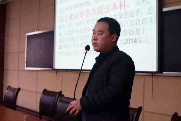 發揮盟員特長--助力考生圓夢11016xg.jpg 發揮盟員特長--助力考生圓夢11016xg.jpg