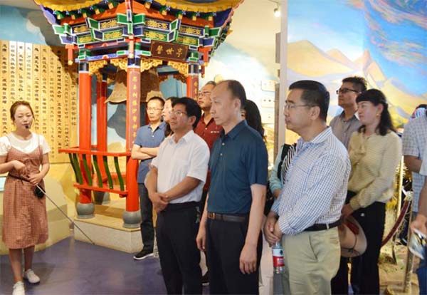 （第52期）---盟市委組織骨干盟員開展觀摩八步沙xg.jpg